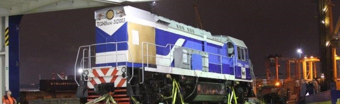 Loading of 7 locomotives on mafis in St. Petersburg